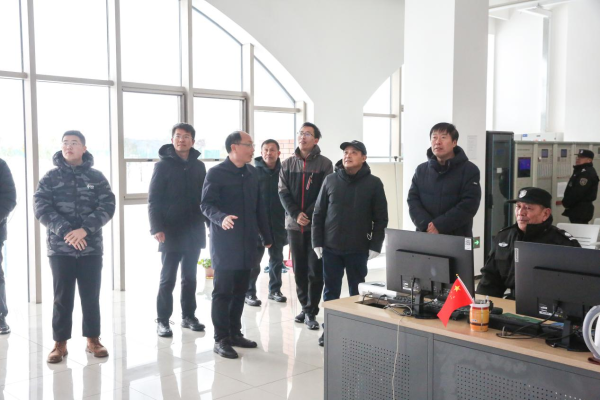 校领导检查治安监控室设备及运行情况.png