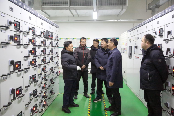 校领导检查中心配电系统运行情况.png